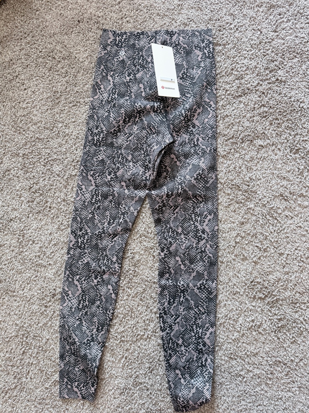 lululemon Glow Up™ Super-High-Rise Tight 28"
Snake Grey Multi size 6 NWT - Picture 6 of 12